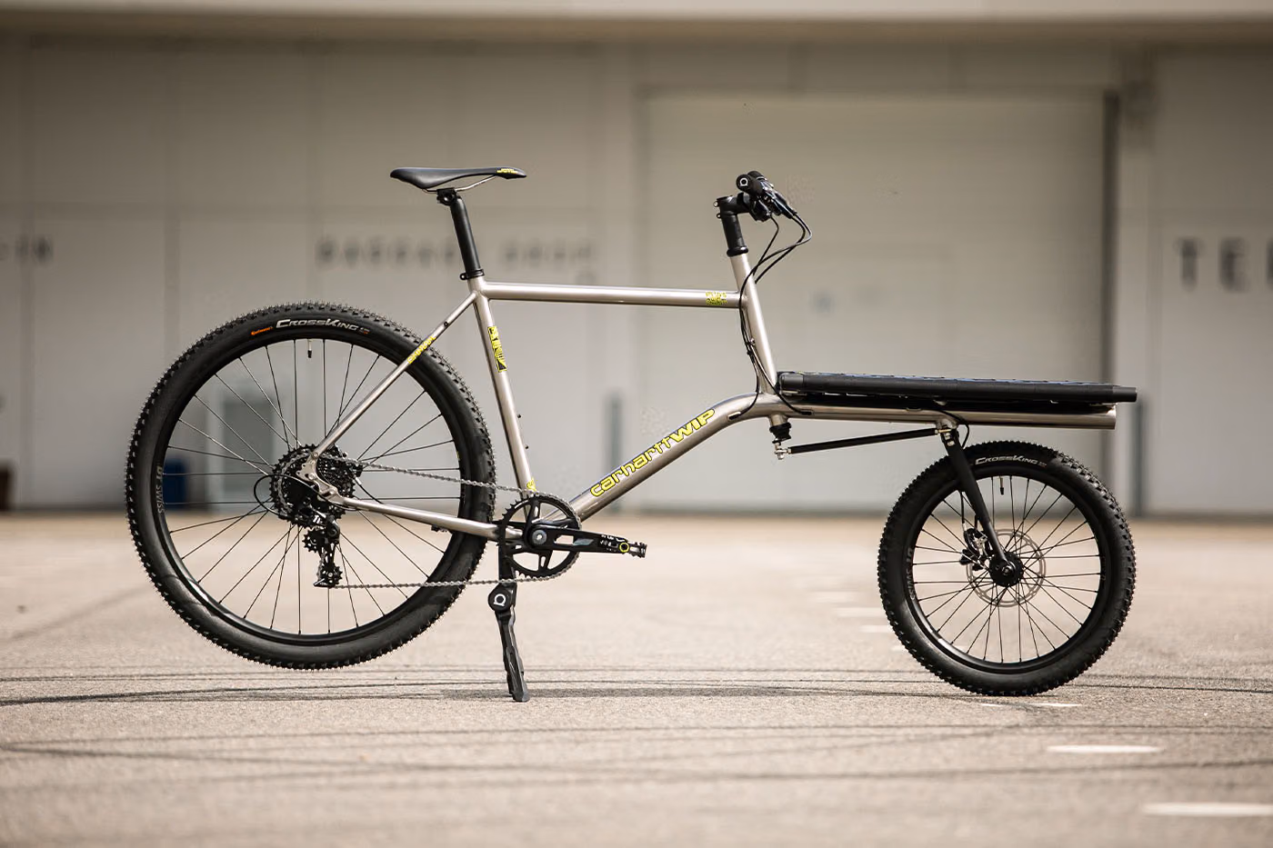 Carhartt WIP x OMNIUM Mini-Max : le vélo cargo danois passe en acier inoxydable pour une édition limitée