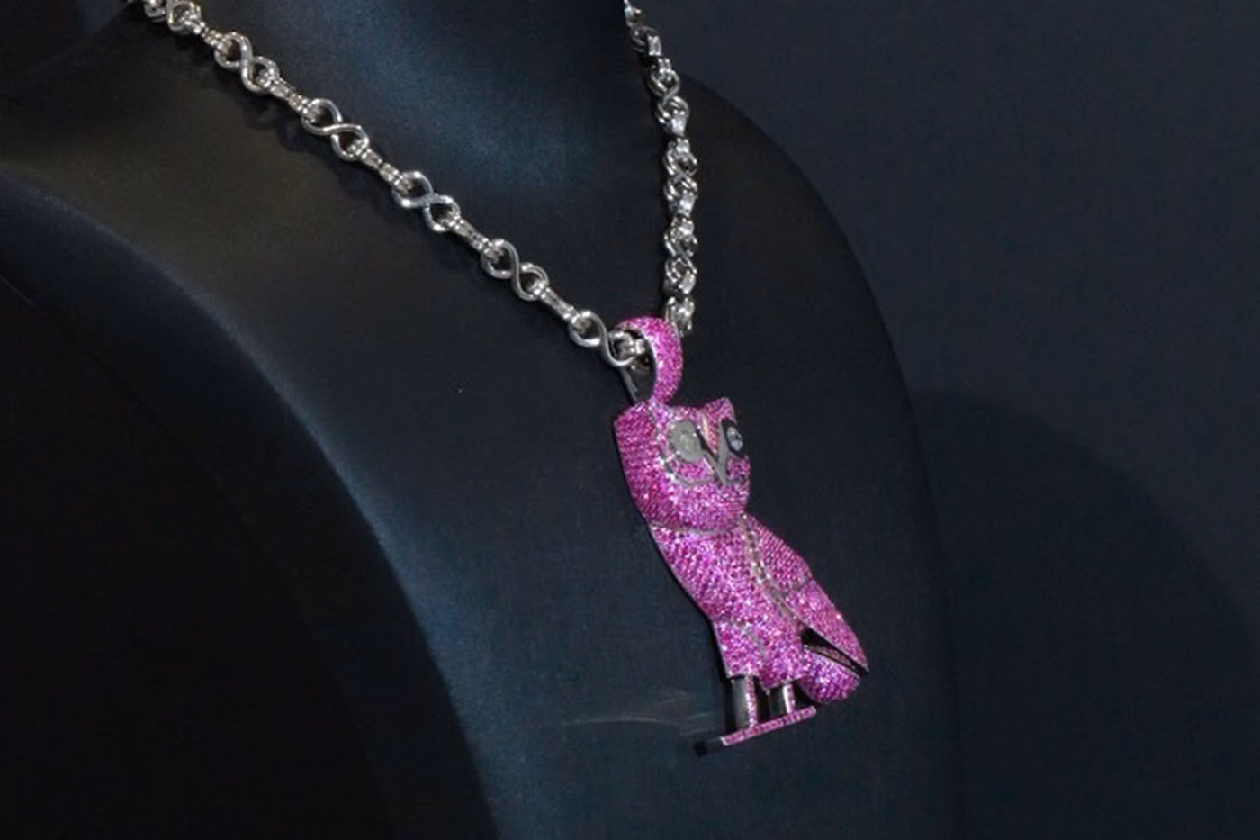 Drake x Alex Moss : des pendentifs OVO roses sur mesure pour les femmes de son entourage