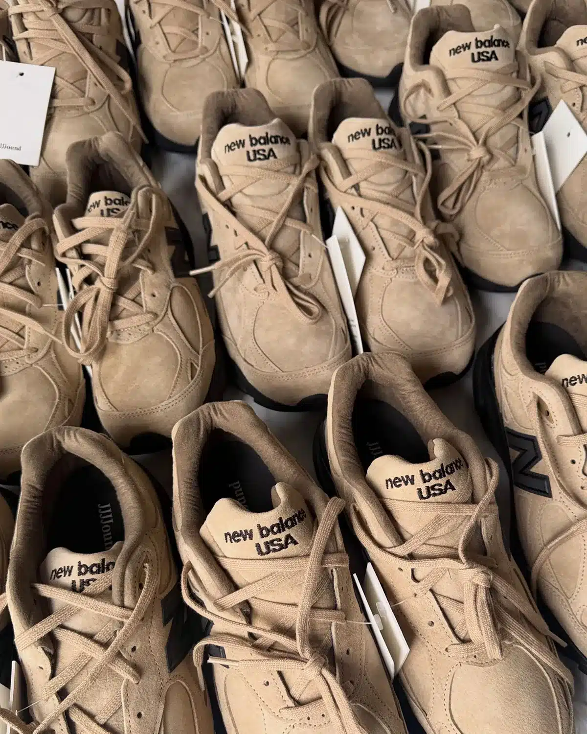 JJJJOUND x NEW BALANCE 990v3 « TAN SUEDE » : LE DUO REVIENT À LA SILHOUETTE QUI A TOUT COMMENCÉ