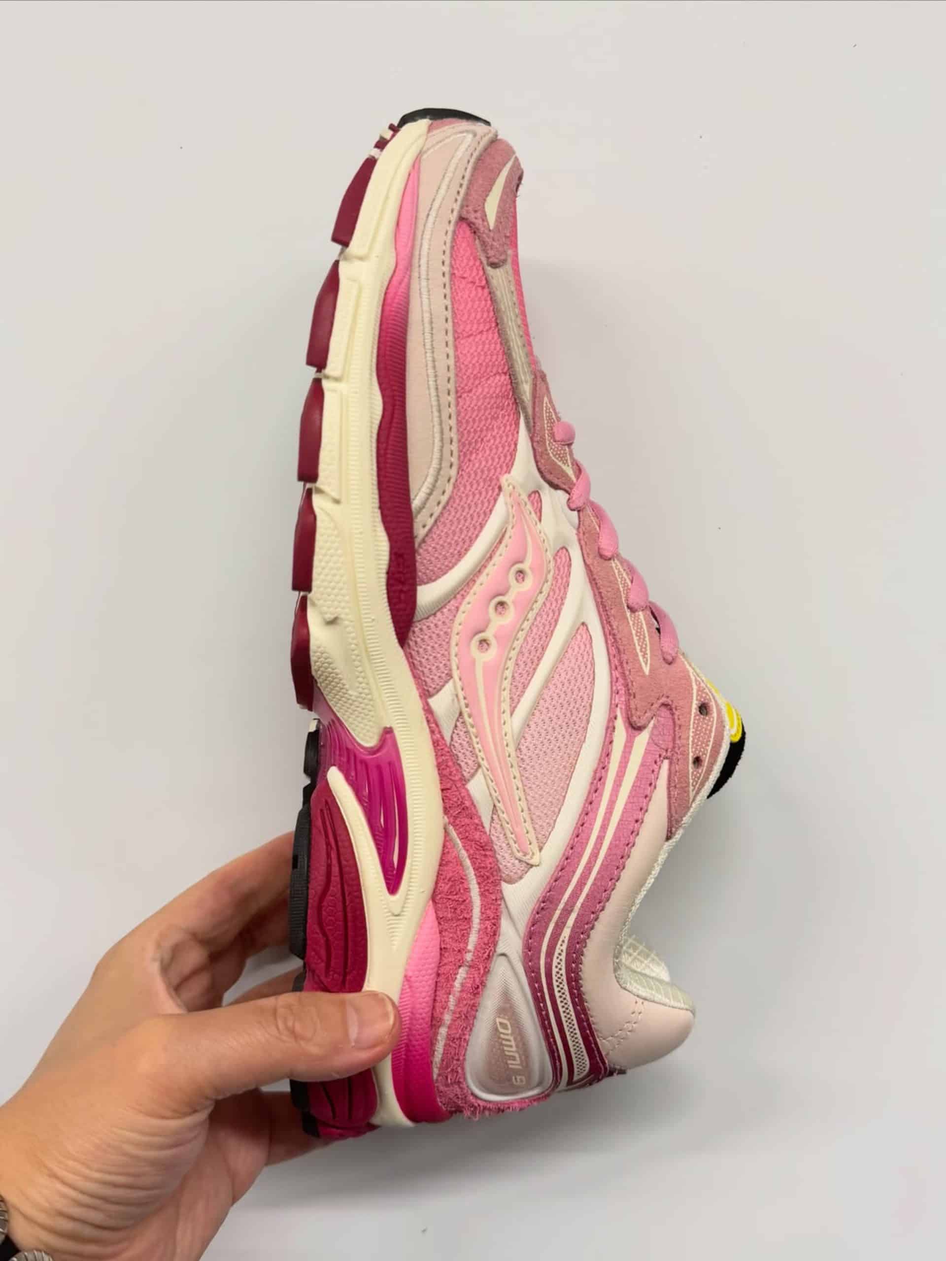 ATMOS x SAUCONY PROGRID OMNI 9 « PINK FLAMINGO » : UNE COLLABORATION JAPONAISE LIMITÉE À 600 PAIRES
