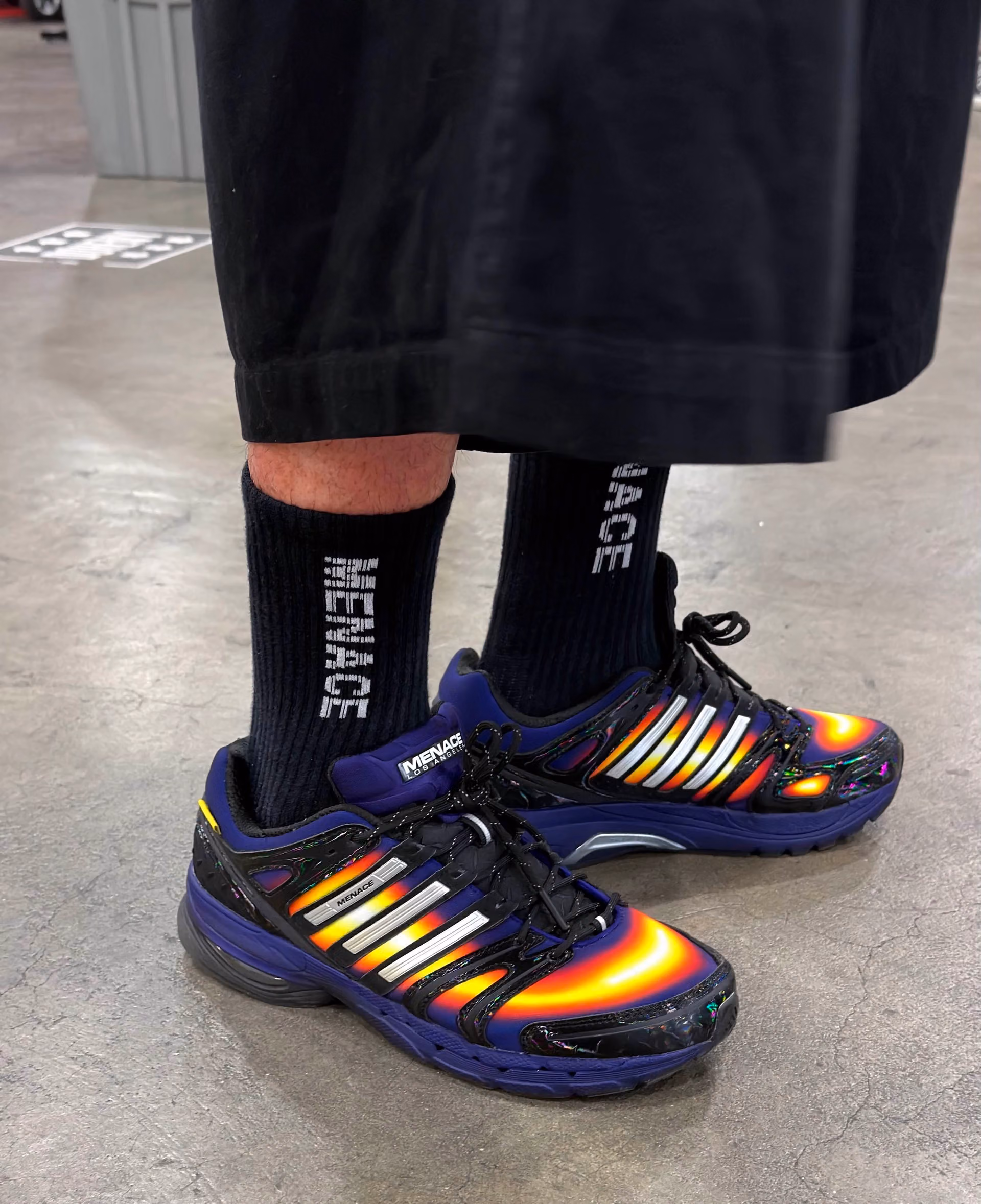 MENACE x ADIDAS ADISTAR CONTROL 5 « HEAT SIGNATURE » : STEVEN MENA CÉLÈBRE 13 ANS DE PARCOURS À COMPLEXCON