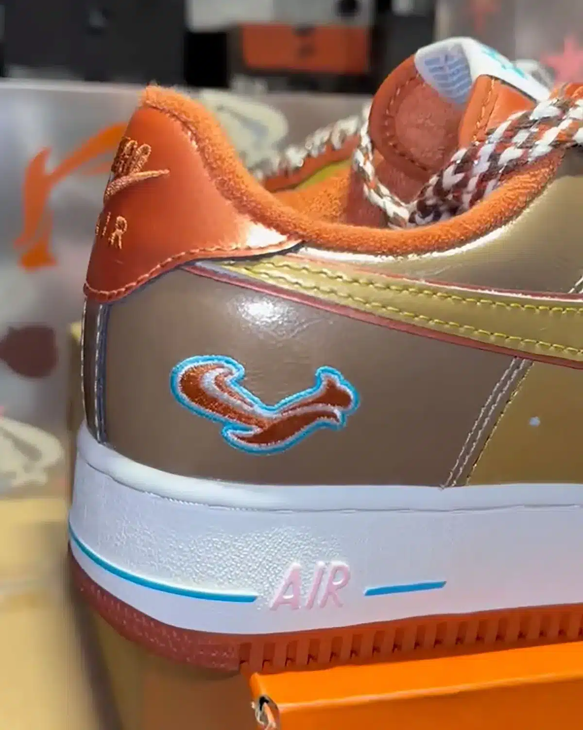 NIGO x J-HOPE x NIKE AIR FORCE 1 ’01 « BURNT SUNRISE » : LA COLLABORATION À TROIS SE PRÉCISE