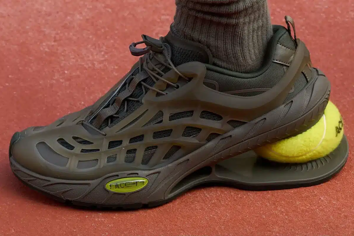 LACOSTE ACE-T1 : UNE VÉRITABLE BALLE DE TENNIS S’INSTALLE DANS LE TALON DE LA SNEAKER