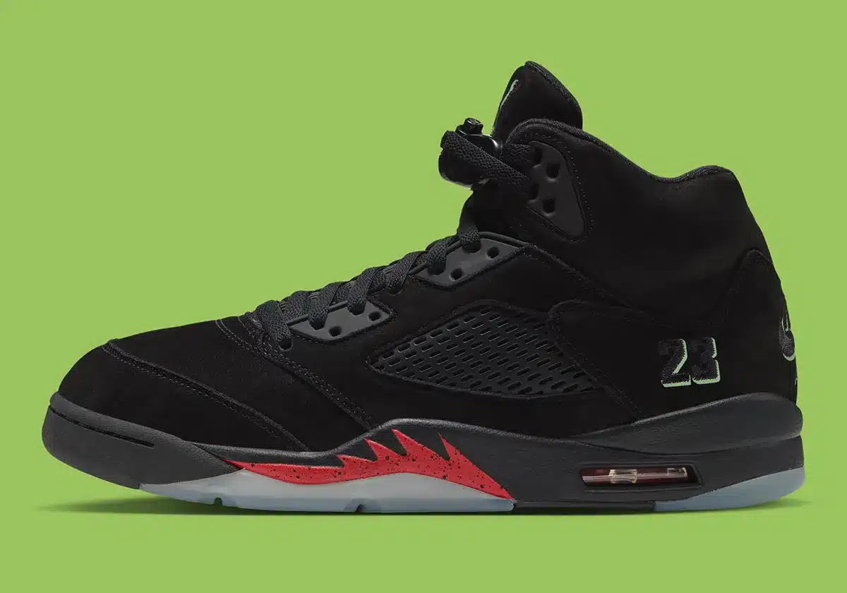 AIR JORDAN 5 « HALLOWEEN » : NIKE AIR, DÉTAILS ORANGE ET SEMELLE GLOW-IN-THE-DARK POUR OCTOBRE 2026