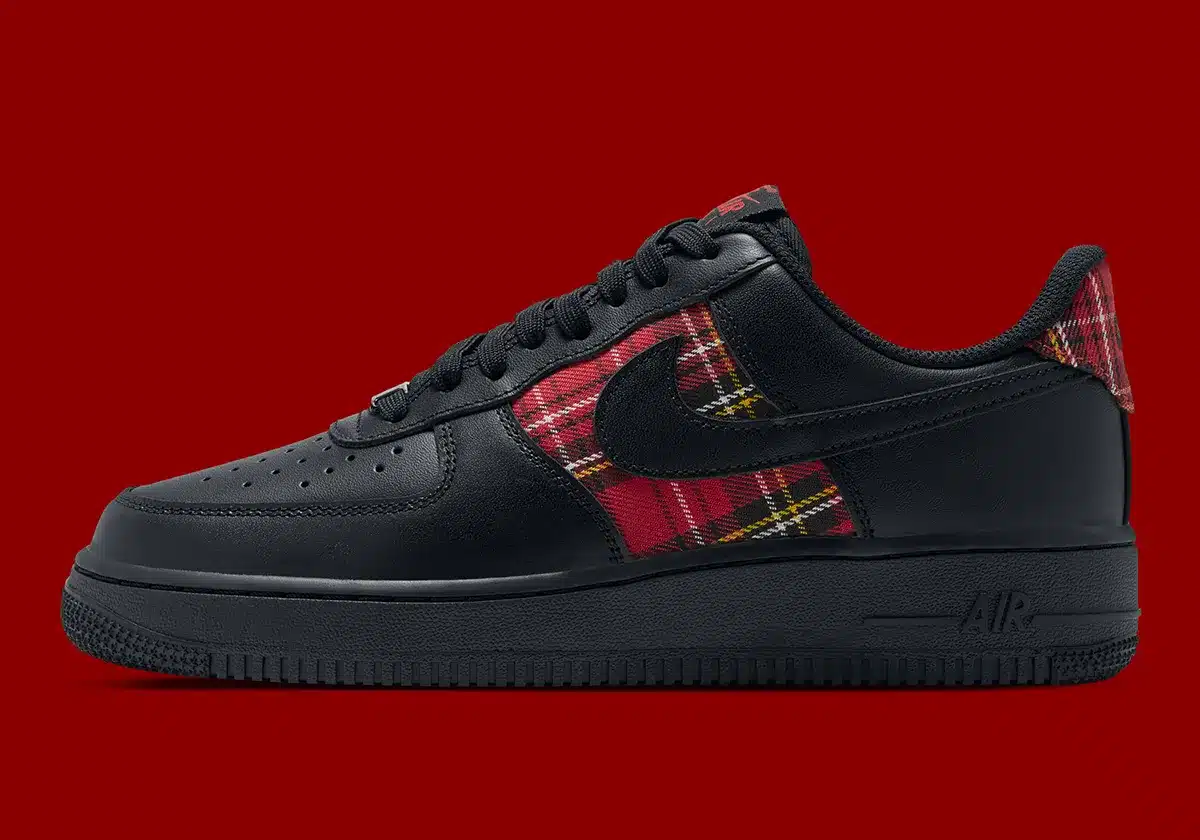 NIKE AIR FORCE 1 LOW « RED PLAID » : LE TARTAN S’INVITE SUR LE CLASSIQUE « TRIPLE BLACK »