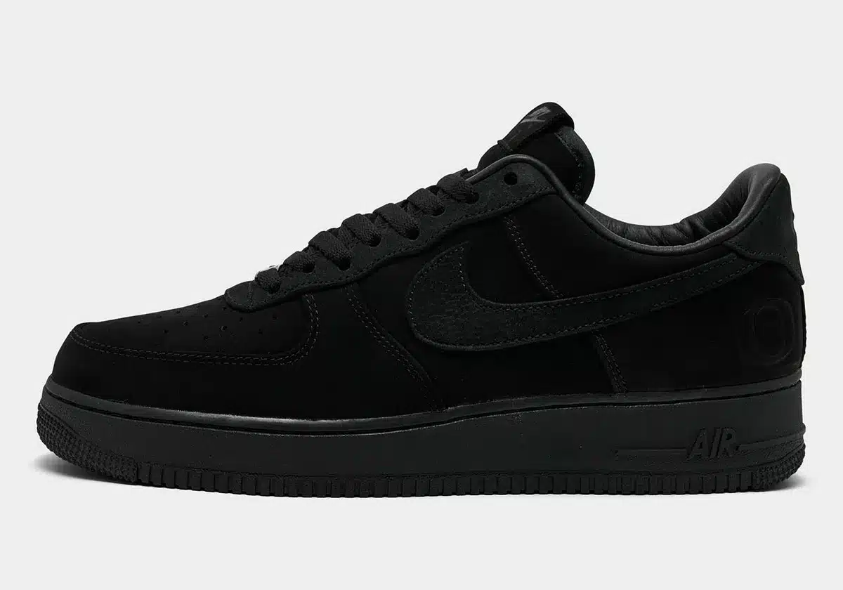 OREGON DUCKS x NIKE AIR FORCE 1 LOW « TRIPLE BLACK » : L’ANCIENNE PLAYER EXCLUSIVE ARRIVE ENFIN EN BOUTIQUE