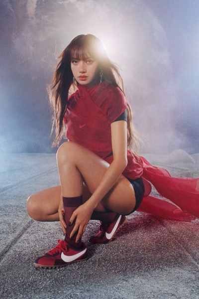 LISA x NIKE MOON SHOE : L’ICÔNE DE BLACKPINK ACCOMPAGNE LE RETOUR D’UNE DES PLUS ANCIENNES SNEAKERS DE NIKE, photo 3